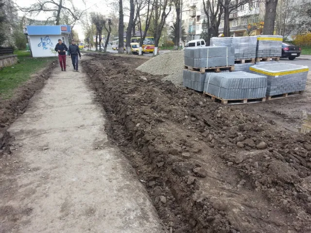 У Франківську ремонтують тротуар на вулиці Коновальця (фото) — фото 2