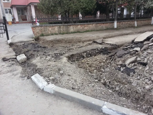 У Франківську ремонтують тротуар на вулиці Коновальця (фото) — фото 3