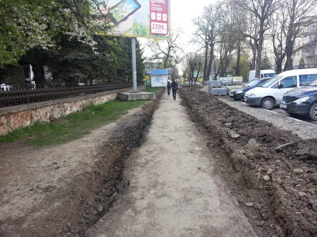 У Франківську ремонтують тротуар на вулиці Коновальця (фото) — фото 4
