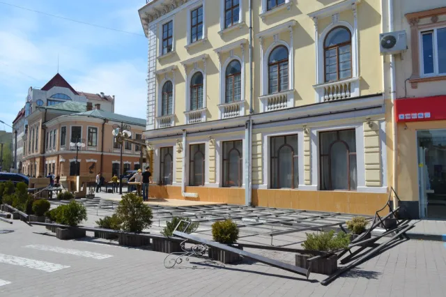В місті повним ходом облаштовують літні майданчики (фото) — фото 1