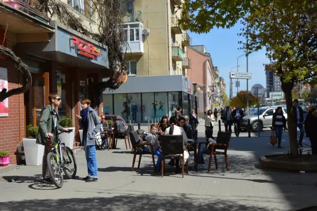 В місті повним ходом облаштовують літні майданчики (фото) — фото 11