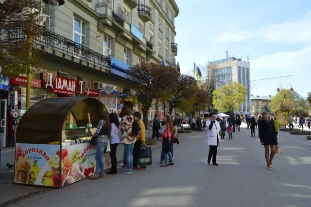 В місті повним ходом облаштовують літні майданчики (фото) — фото 12