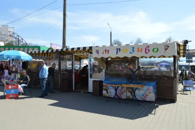 В місті повним ходом облаштовують літні майданчики (фото) — фото 4