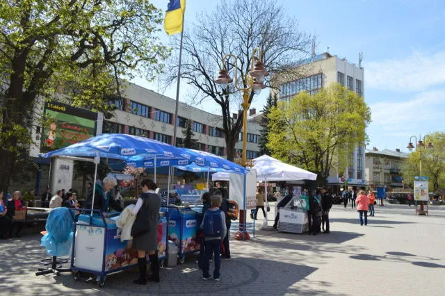 В місті повним ходом облаштовують літні майданчики (фото) — фото 9