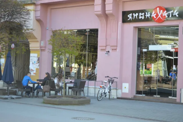 В місті повним ходом облаштовують літні майданчики (фото) — фото 10