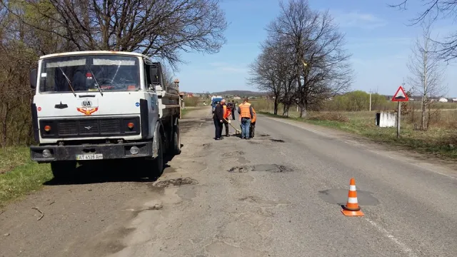 На Прикарпатті ремонтують одну з найгірших доріг (фото) — фото 1