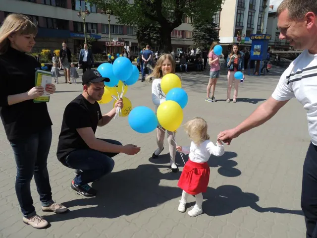 Правоохоронці під час акції роздали дітям майже 2000 синьо-жовтих кульок (фото) — фото 1
