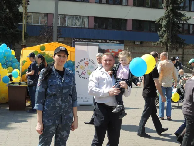 Правоохоронці під час акції роздали дітям майже 2000 синьо-жовтих кульок (фото) — фото 2