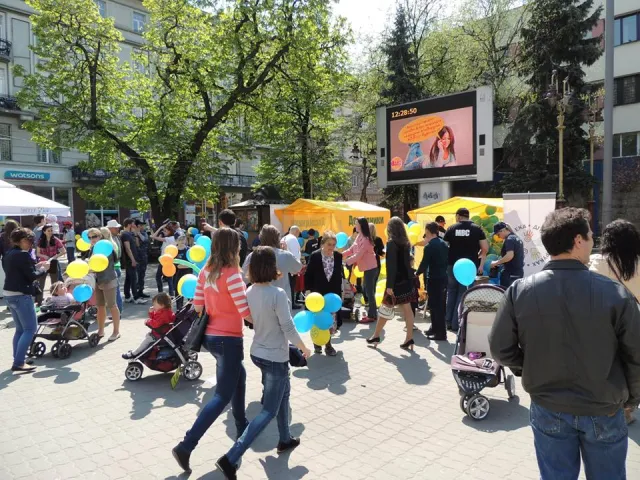 Правоохоронці під час акції роздали дітям майже 2000 синьо-жовтих кульок (фото) — фото 3