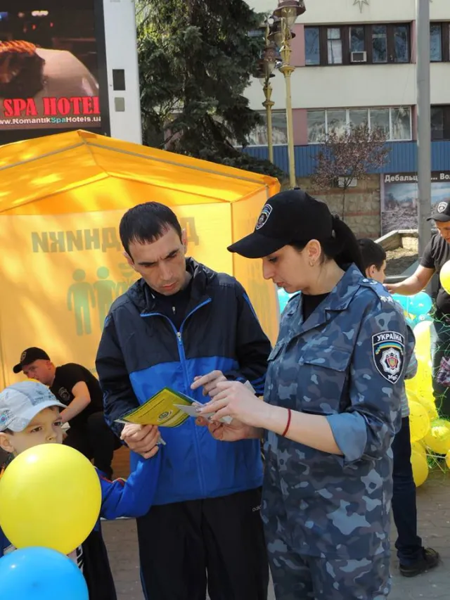 Правоохоронці під час акції роздали дітям майже 2000 синьо-жовтих кульок (фото) — фото 4