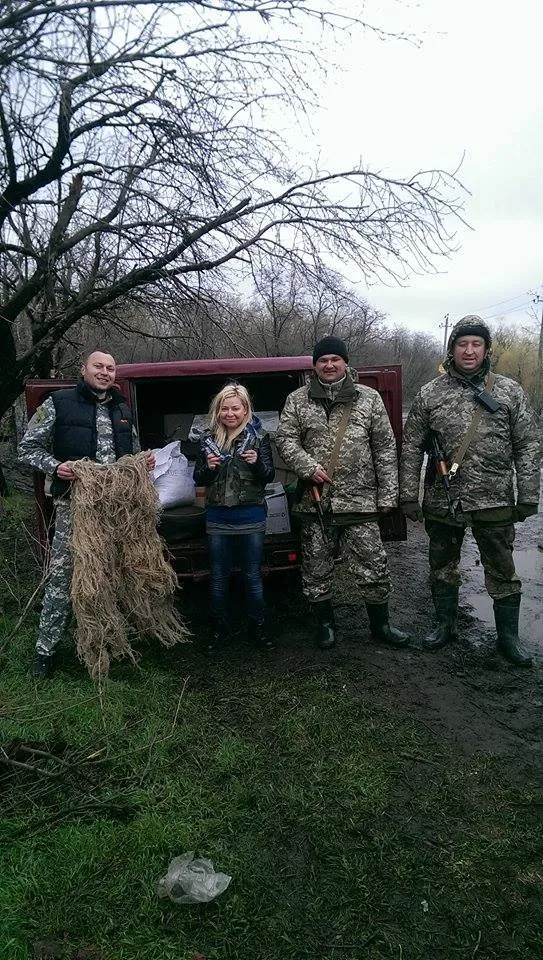 Прикарпатські волонтери під вогнем противника доставили допомогу для бійців АТО (фото) — фото 2