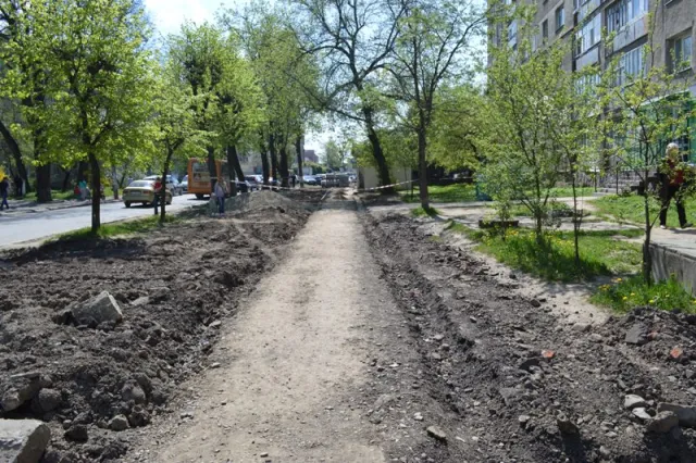 В Івано-Франківську облаштовують доріжку та парковку біля дитлікарні (фото) — фото 2