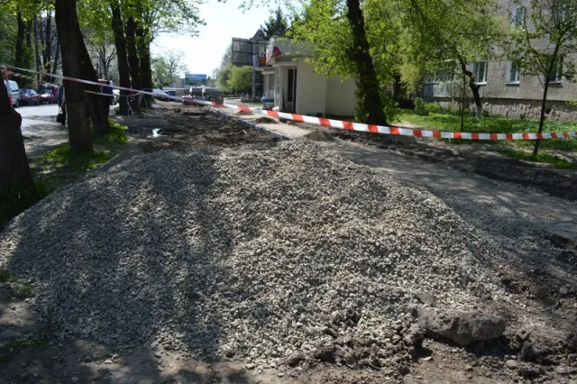 В Івано-Франківську облаштовують доріжку та парковку біля дитлікарні (фото) — фото 3