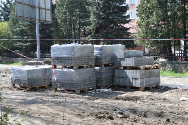 В Івано-Франківську облаштовують доріжку та парковку біля дитлікарні (фото) — фото 6