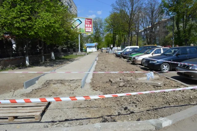В Івано-Франківську облаштовують доріжку та парковку біля дитлікарні (фото) — фото 8