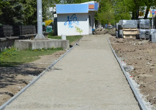В Івано-Франківську облаштовують доріжку та парковку біля дитлікарні (фото) — фото 9