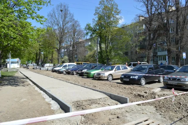 В Івано-Франківську облаштовують доріжку та парковку біля дитлікарні (фото) — фото 10