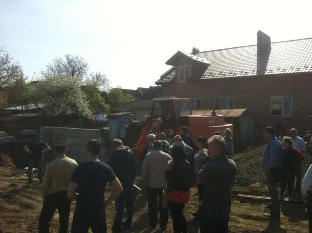 Жителі міста погрожують перекриттям дороги, якщо не припинять будівництво багатоповерхівки (фото+відео) — фото 4