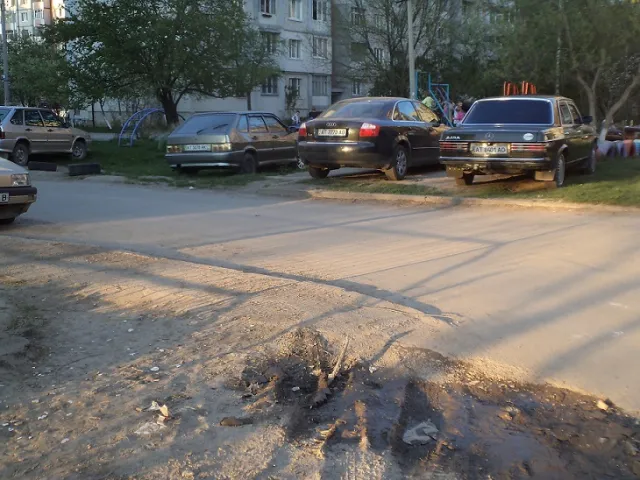 Іванофранківці паркують свої автомобілі на дитячих майданчиках (фото) — фото 2