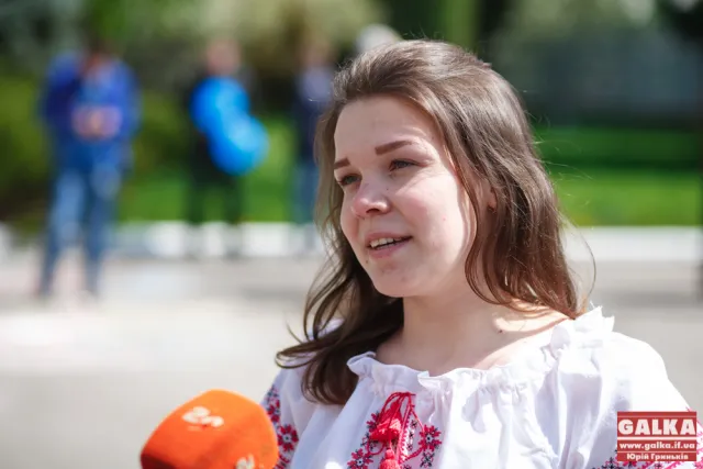 Франківські студенти провели флешмоб “Молодь за мир” (фото) — фото 1