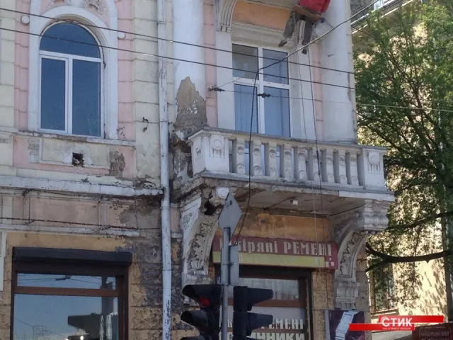 У центрі Франківська будинок розсипається просто на очах (фото) — фото 2