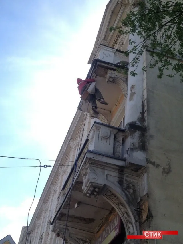 У центрі Франківська будинок розсипається просто на очах (фото) — фото 3