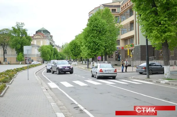 У Франківську вночі оновили дорожню розмітку (фото) — фото 1