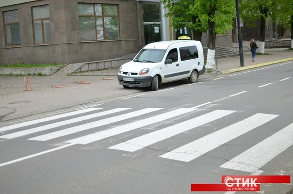 У Франківську вночі оновили дорожню розмітку (фото) — фото 6