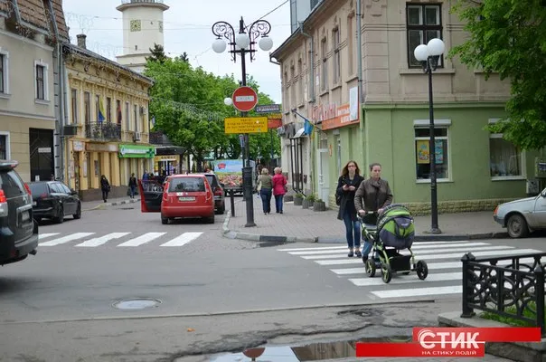 У Франківську вночі оновили дорожню розмітку (фото) — фото 8