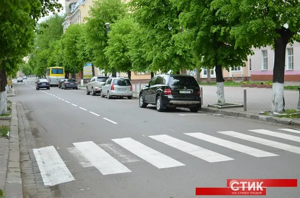 У Франківську вночі оновили дорожню розмітку (фото) — фото 10