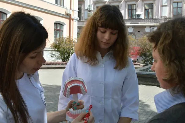 На «стометрівці» студенти-стоматологи вчили франківців правильно чистити зуби (фото) — фото 1