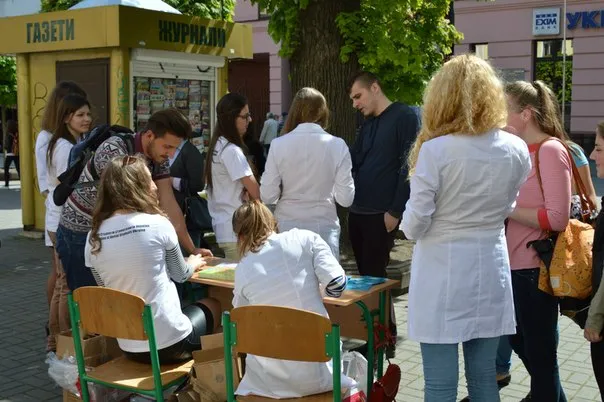 На «стометрівці» студенти-стоматологи вчили франківців правильно чистити зуби (фото) — фото 3