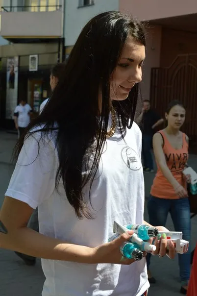 На «стометрівці» студенти-стоматологи вчили франківців правильно чистити зуби (фото) — фото 4