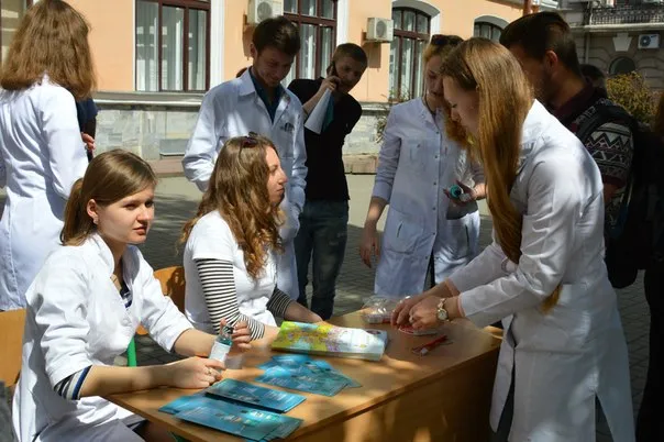 На «стометрівці» студенти-стоматологи вчили франківців правильно чистити зуби (фото) — фото 8