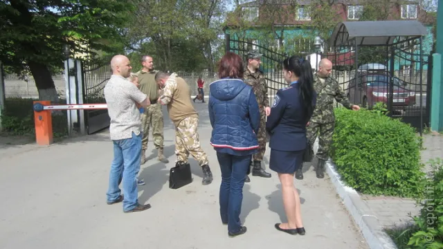 На одну з фірм Франківська вручати повістки прийшла ціла делегація (фото) — фото 1