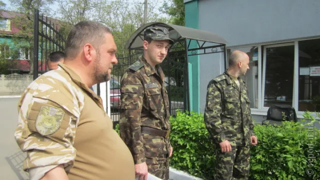На одну з фірм Франківська вручати повістки прийшла ціла делегація (фото) — фото 4