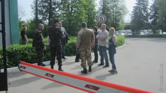 На одну з фірм Франківська вручати повістки прийшла ціла делегація (фото) — фото 6
