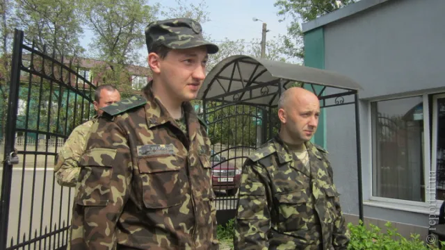 На одну з фірм Франківська вручати повістки прийшла ціла делегація (фото) — фото 7