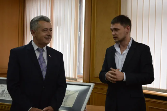 Студенти подарували Анушкевичусу картини зі старовинним зображенням нашого міста (фото) — фото 4