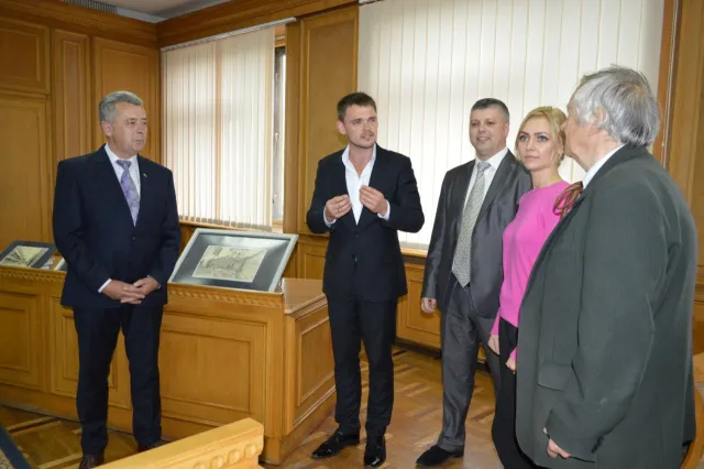 Студенти подарували Анушкевичусу картини зі старовинним зображенням нашого міста (фото) — фото 5