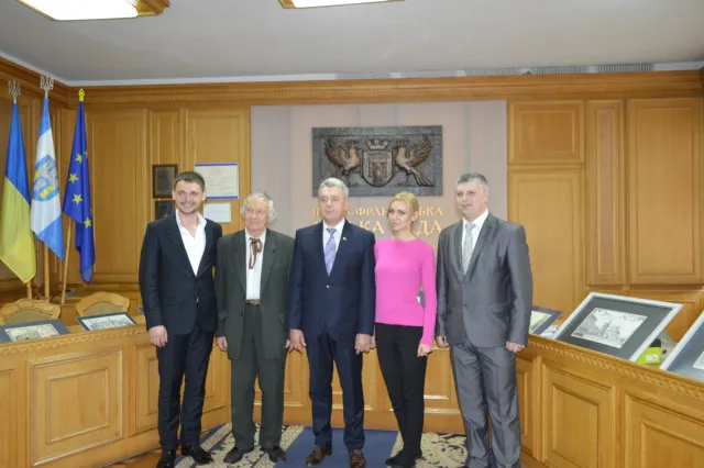 Студенти подарували Анушкевичусу картини зі старовинним зображенням нашого міста (фото) — фото 6