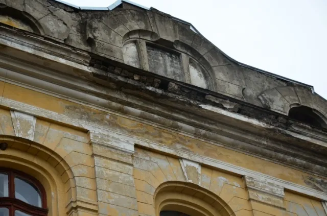 На вулиці Мазепи опадають частини дахів та фасадів (фото) — фото 1