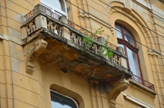 На вулиці Мазепи опадають частини дахів та фасадів (фото) — фото 3