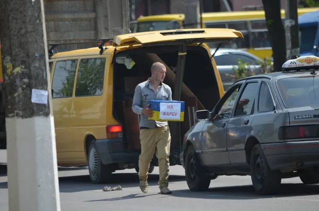 Смушак просить городян повідомляти у міліцію про патріотично налаштованих молодиків, які збирають гроші на фарбу (фото) — фото 2