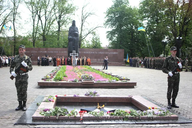 У Франківську відзначили День пам'яті та примирення (фото) — фото 6