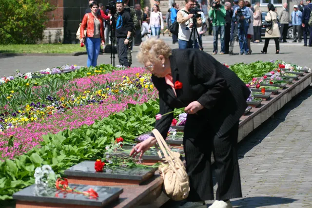 У Франківську відзначили День пам'яті та примирення (фото) — фото 10