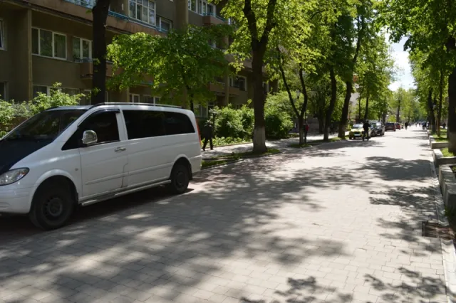 У Франківську по вулиці Шевченка "відкрилася безкоштовна автостоянка" (фото) — фото 2