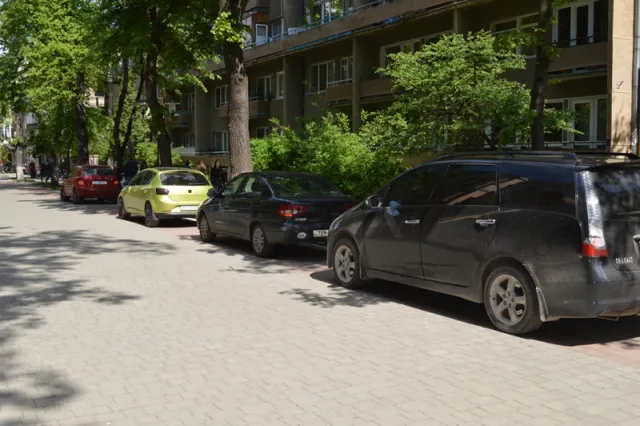 У Франківську по вулиці Шевченка "відкрилася безкоштовна автостоянка" (фото) — фото 11