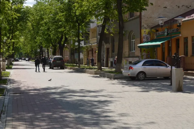 У Франківську по вулиці Шевченка "відкрилася безкоштовна автостоянка" (фото) — фото 3