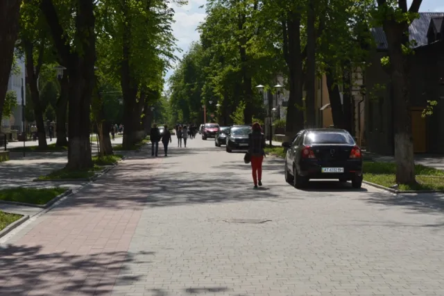 У Франківську по вулиці Шевченка "відкрилася безкоштовна автостоянка" (фото) — фото 4